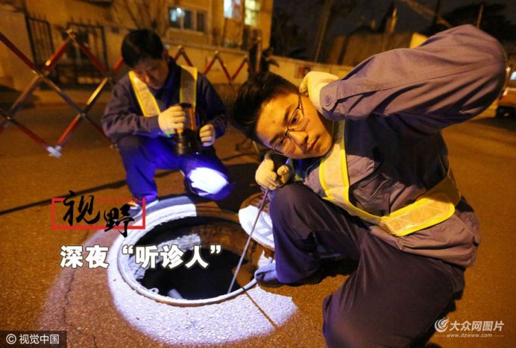 2017年2月10日,山東省青島市,深夜,大多數人開始進入甜蜜的夢鄉,有一群人則要迎著月光在城市的大街小巷中忙碌著。